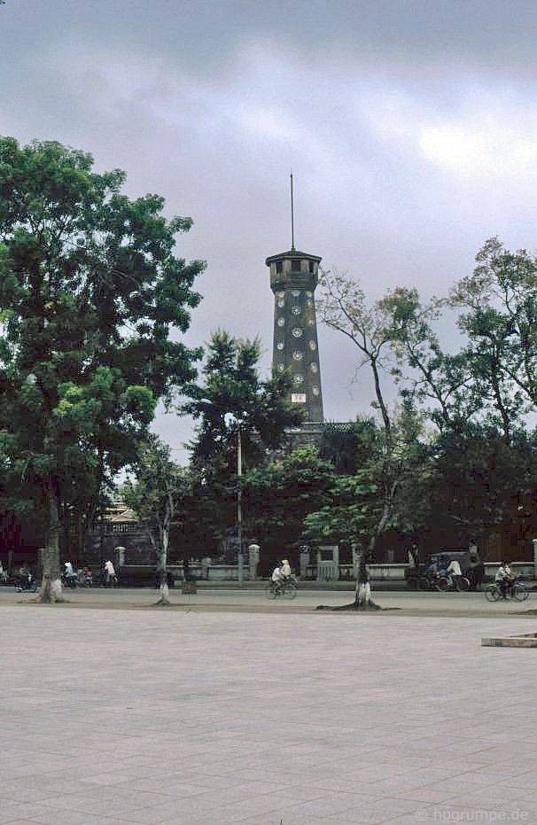 Cột cờ Hà Nội, 1991.